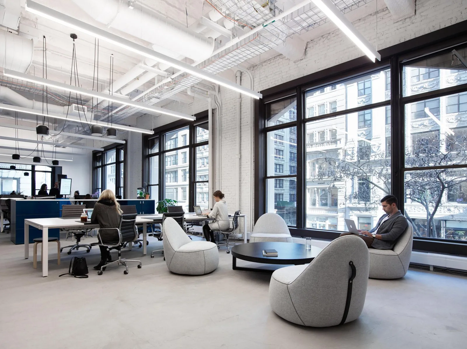 双飞传媒公司现代化办公环境实景